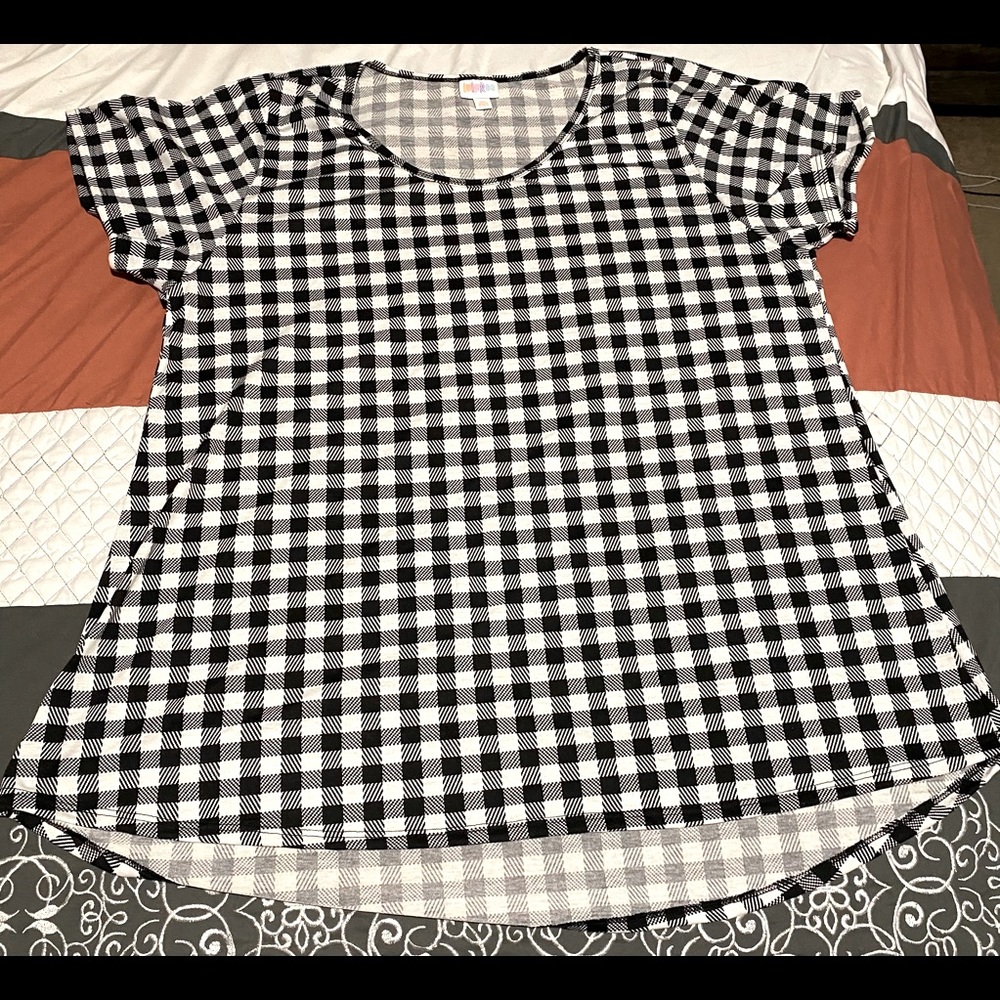EUC LuLaRoe 3X Black & White Gingham Classic T